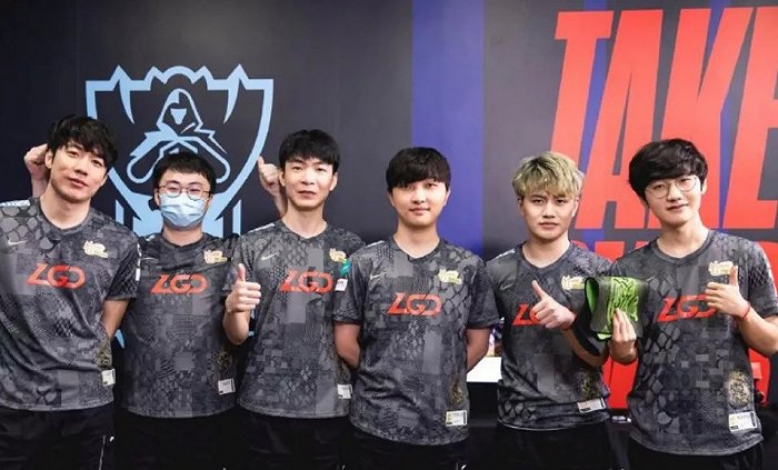 并及时地给 并及时地给